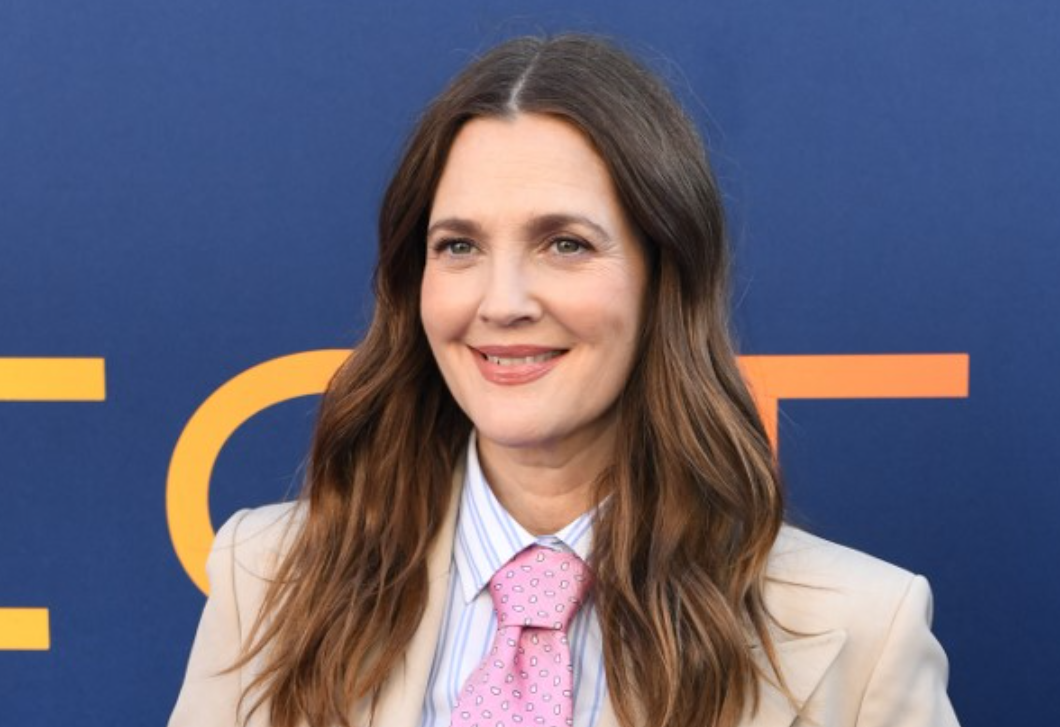 Sosem gondoltad volna, hogy újjáéled ez a régi hagyomány – konyhai eszközökből készült dekor Drew Barrymore nappalijában