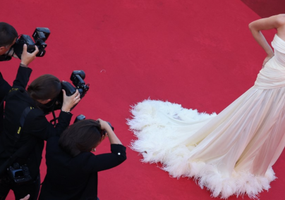 Óriási ruhabaleset Cannes-ban: egy uszályos estélyi okozta a galibát