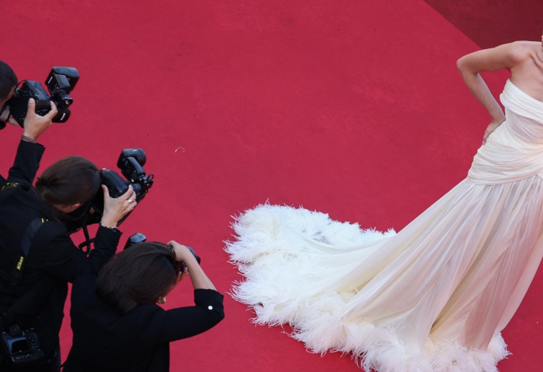 Óriási ruhabaleset Cannes-ban: egy uszályos estélyi okozta a galibát