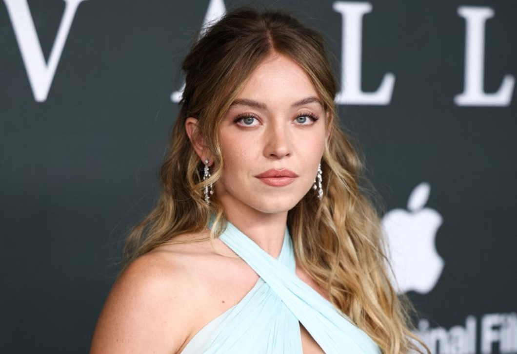 Sydney Sweeney jégkék ruháját akarja most mindenki