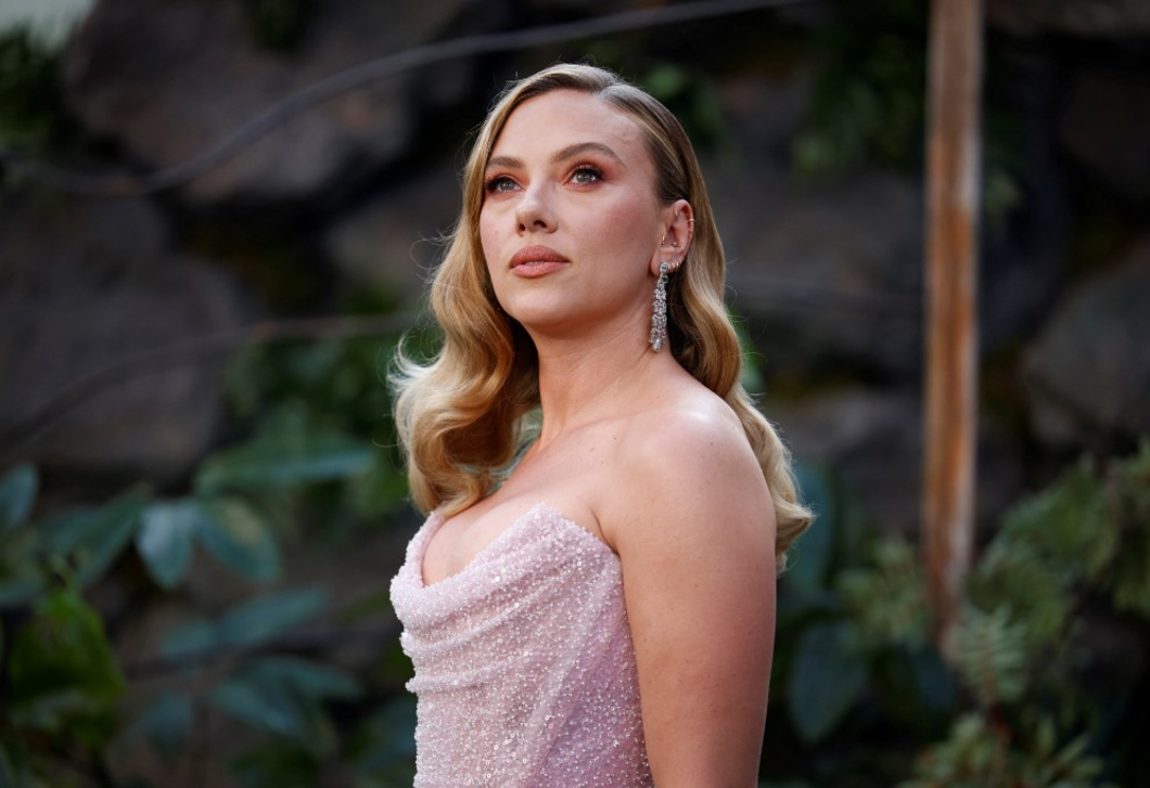 Scarlett Johansson ebben a tökéletes rózsaszín estélyiben lépett nyilvánosság elé