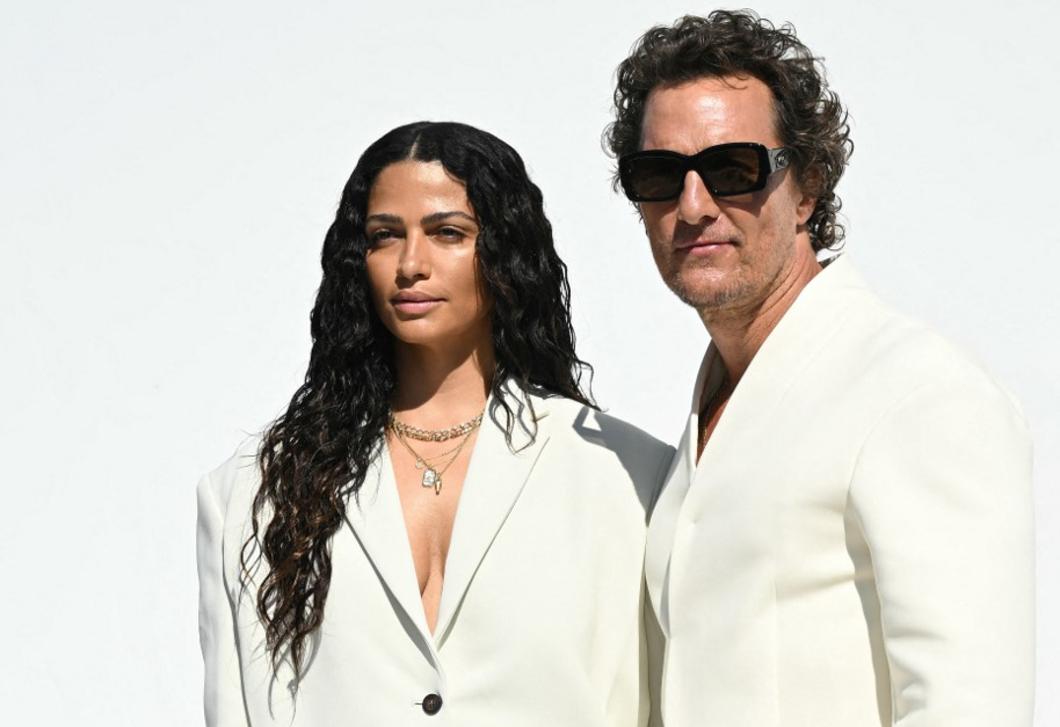 Gyönyörű és elegáns – Matthew McConaughey fényes fekete konyháját te is elfogadnád 