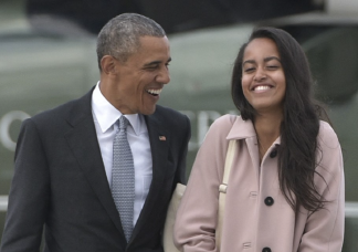 Friss fotók: vörös hajra váltott Obama lánya