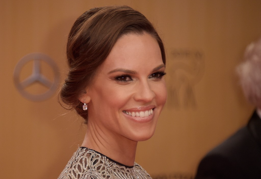 A 49 éves Hilary Swank piros ruhában lépett a vörös szőnyegre, mindenkit meglepett