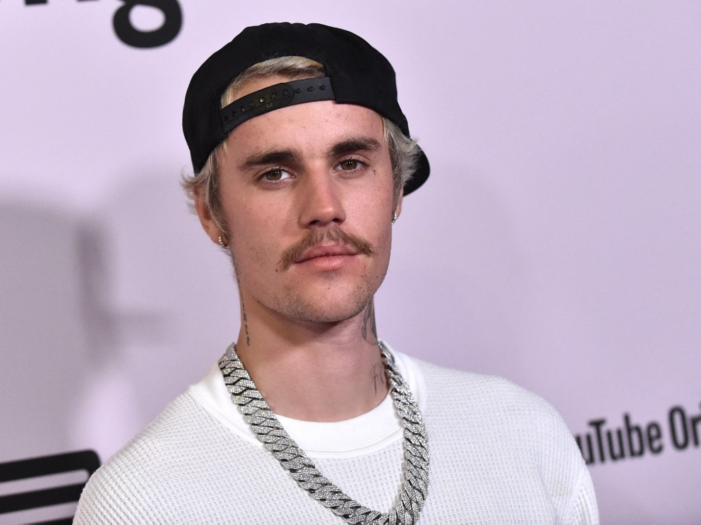 Kioktatta az ölelést kérő rajongóját Justin Bieber – videó