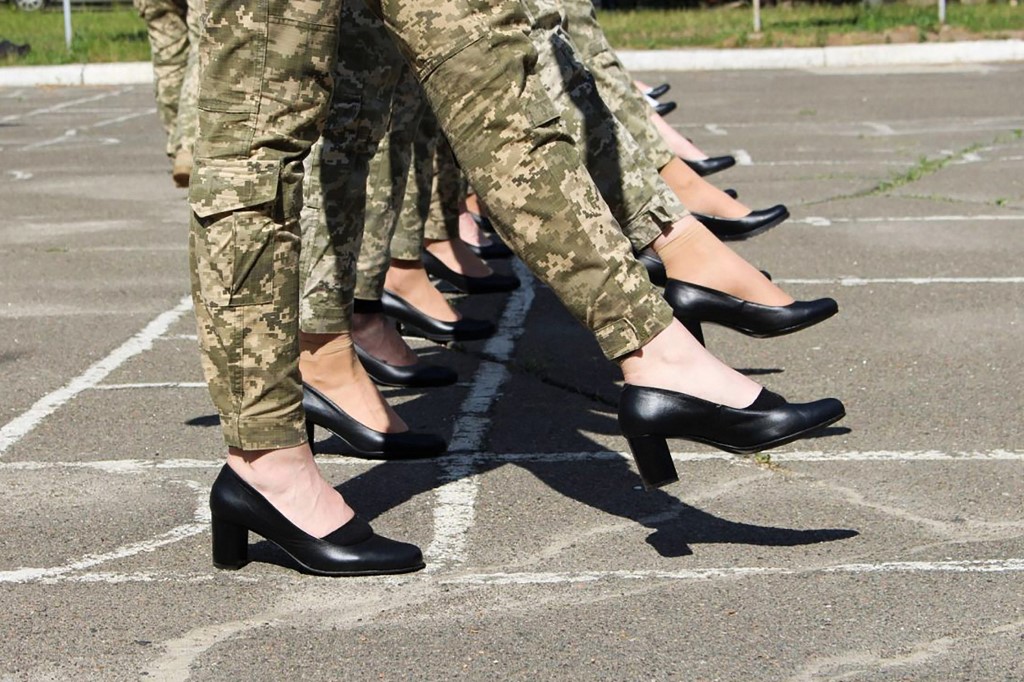 Magas sarkú cipőben kellett vonulniuk az ukrán katonanőknek