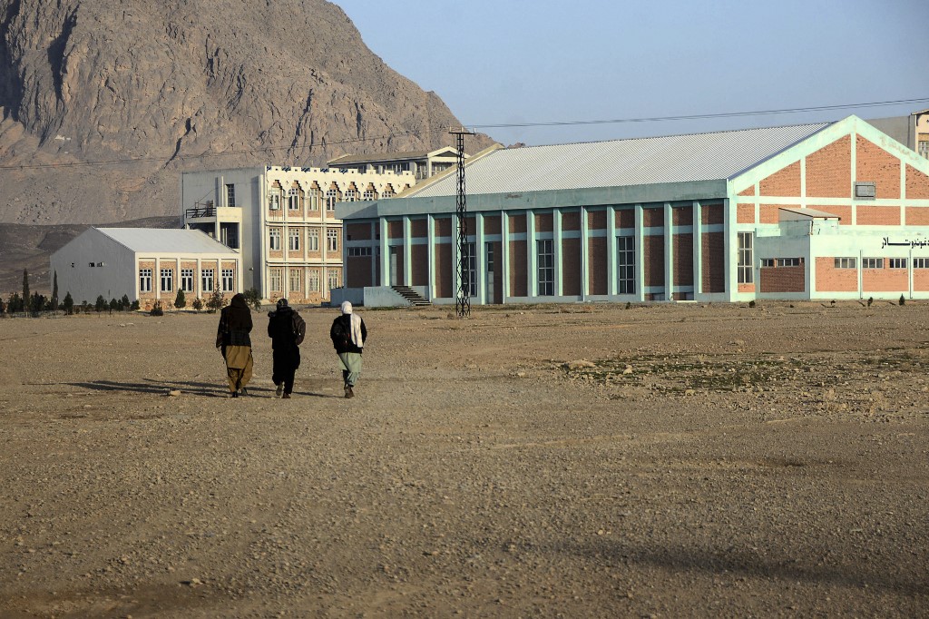 Szigorú szabályok mellett térhetnek vissza az afgán nők az egyetemekre