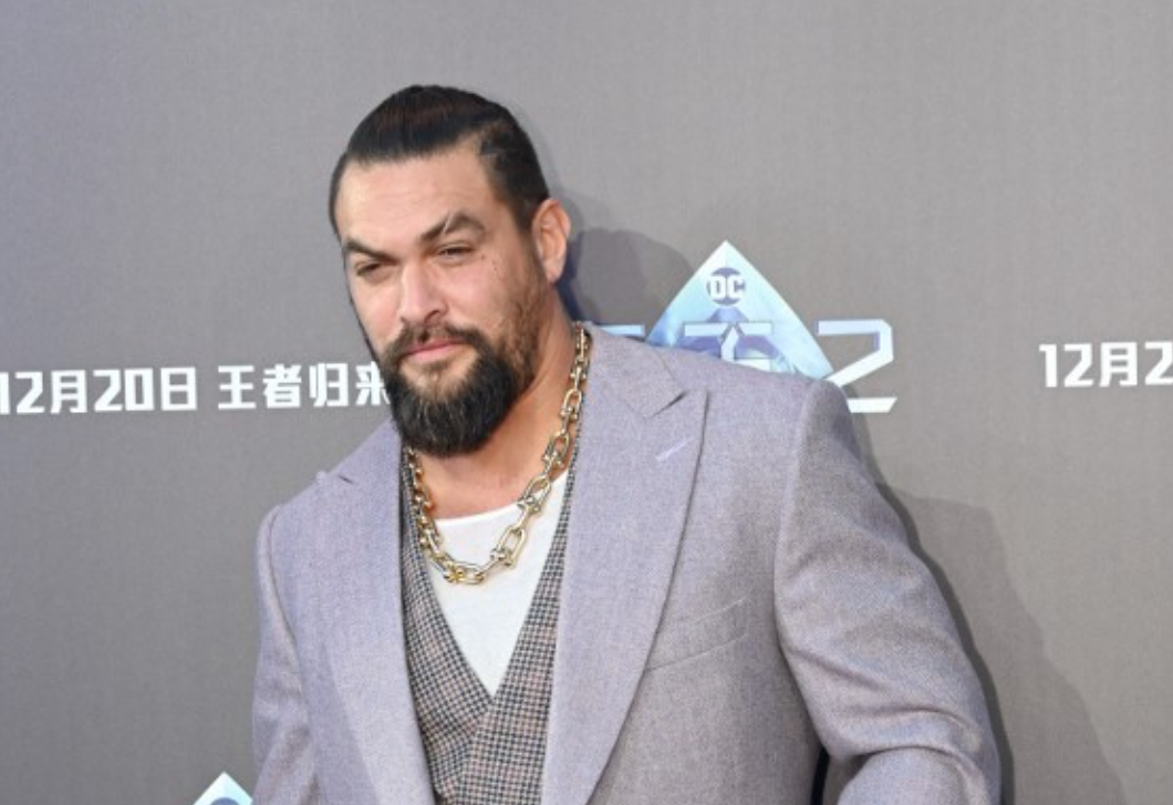 Új barátnőjével vonult Jason Momoa a vörös szőnyegen: ez a hölgy csavarta el a színész fejét