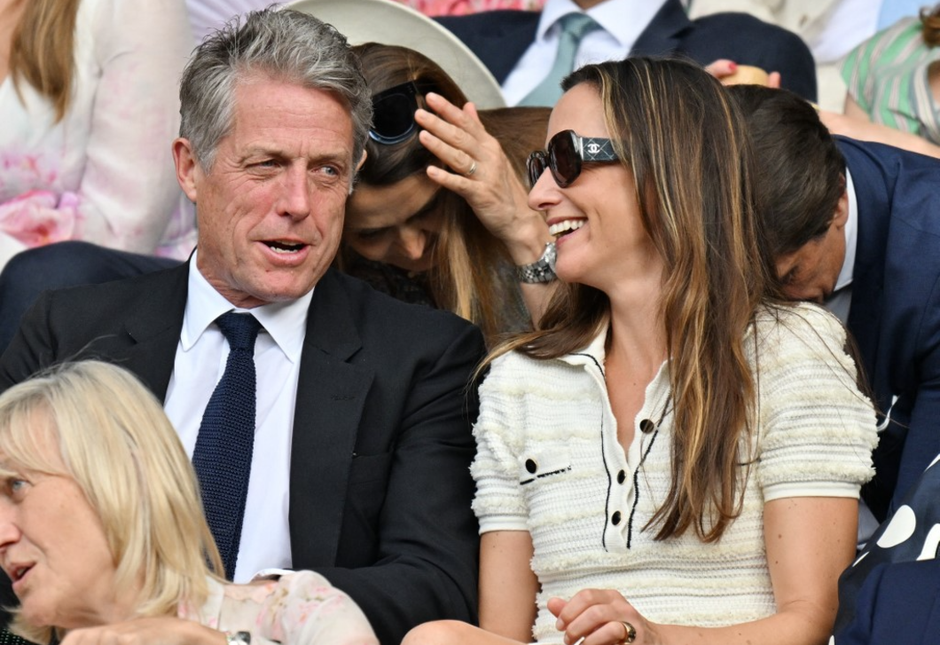 Hugh Grant fotója futótűzként terjed az interneten: elaludt Wimbledonban
