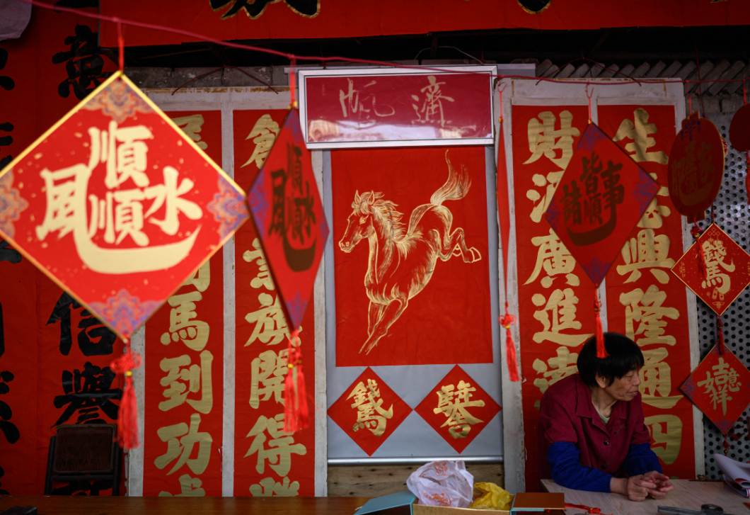 Sárkánytánc, piros borítékok és 10 fogásos lakoma – így köszöntik a kínaiak a Tűz Ló évét