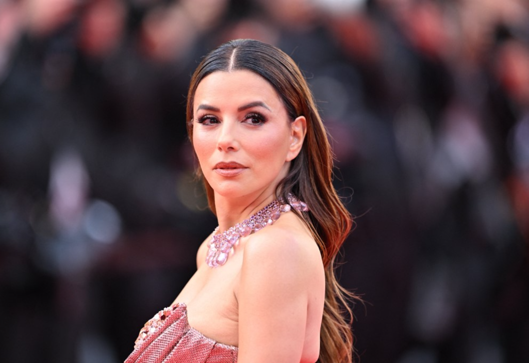 Az 50 éves Eva Longoria sárga nyári ruháját imádják most az emberek