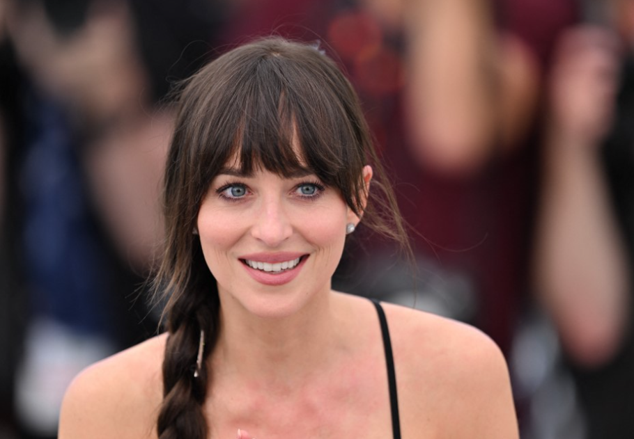 Dakota Johnson gyönyörű kültéri nappaliját dicsérik most a tervezők – íves fémhálókból design kerti bútorok, főkép