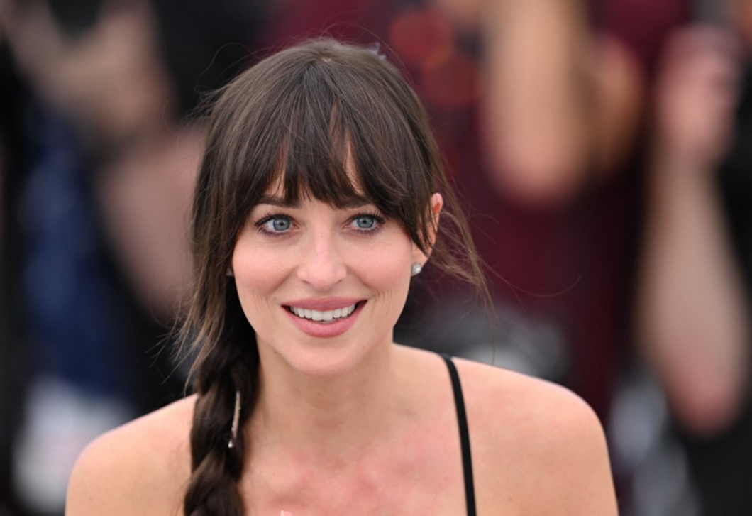 Dakota Johnson gyönyörű kültéri nappaliját dicsérik most a tervezők – íves fémhálókból design kerti bútorok