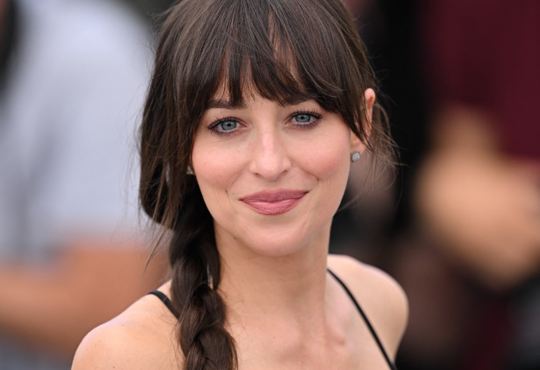 Azt hitted csúnya a barna? Dakota Johnson gyönyörű nappaliját dicsérik most a tervezők