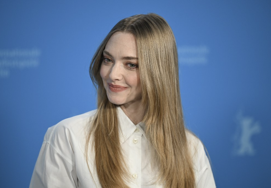 Amanda Seyfried ugyanazt a ruhát viselte a Velencei Filmfesztiválon, mint Julia Roberts, főkép