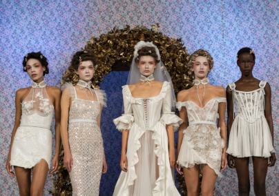 A Londoni Fashion Week egyik legszebb bemutatóját hozta el a Marie Antoinette-témával az AADNEVIK A Londoni Fa...