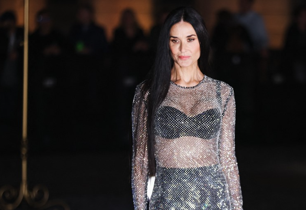 A 61 éves Demi Moore fekete ruhában mutatta meg csodás alakját