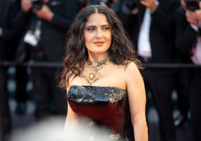 Az 58 éves Salma Hayek bikinis fotói felrobbantották az internetet, elképesztő formában van