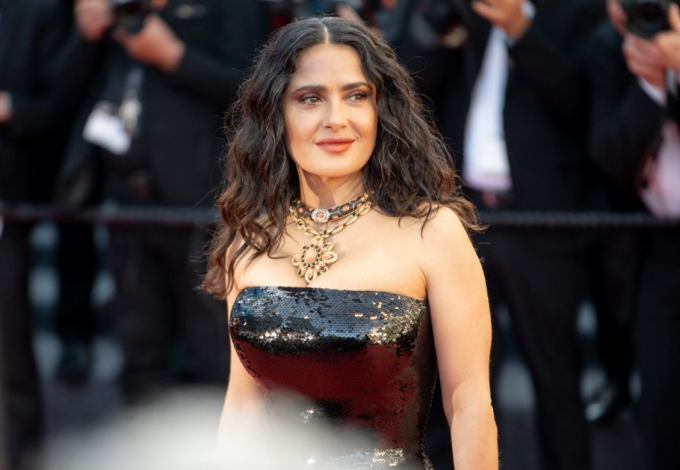 Az 58 éves Salma Hayek bikinis fotói felrobbantották az internetet, elképesztő formában van