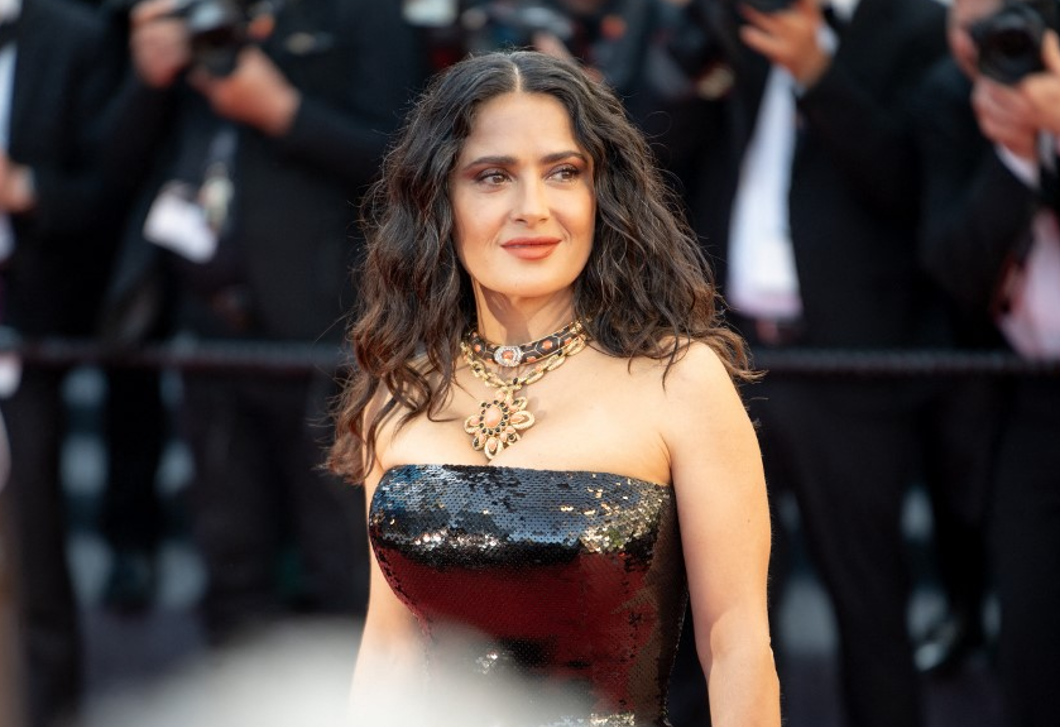 Az 58 éves Salma Hayek bikinis fotói felrobbantották az internetet, elképesztő formában van
