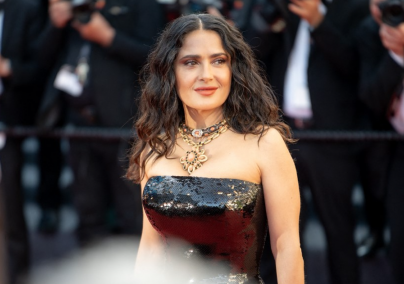 Salma Hayek különleges fürdőruhájáért rajong most mindenki