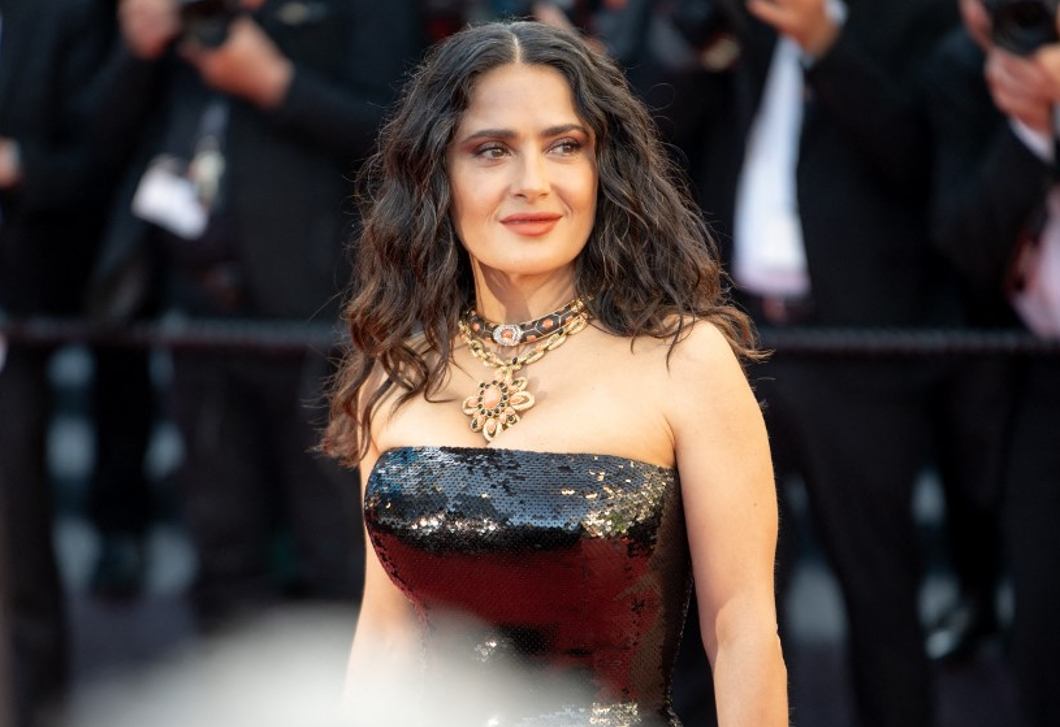 Salma Hayek különleges fürdőruhájáért rajong most mindenki