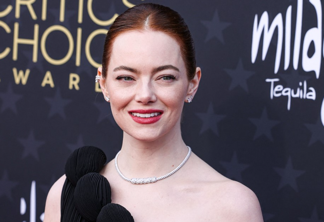 Emma Stone arany fülbevalója a tél legdivatosabb kiegészítője lett