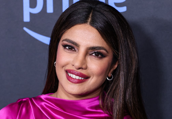 Priyanka Chopra csillogó ruháját akarja most mindenki, csodásan festett benne