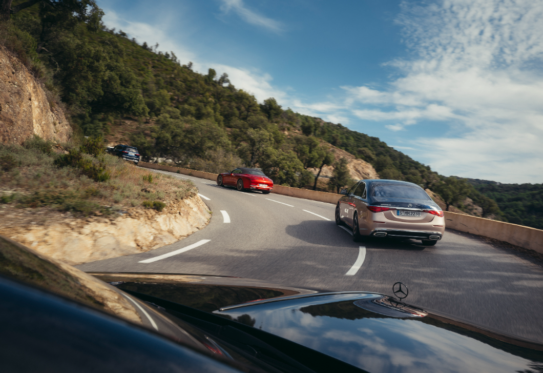 Nápolytól Saint-Tropez-ig a 24 karátos autó nyomában