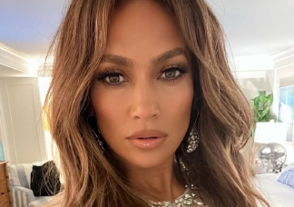 Az 54 éves Jennifer Lopez fehér fehérneműben mutatta meg magát a születésnapja alkalmából