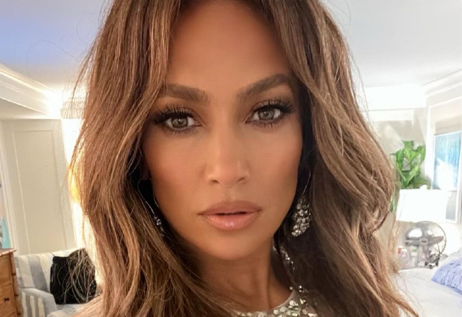 Az 54 éves Jennifer Lopez fehér fehérneműben mutatta meg magát a születésnapja alkalmából