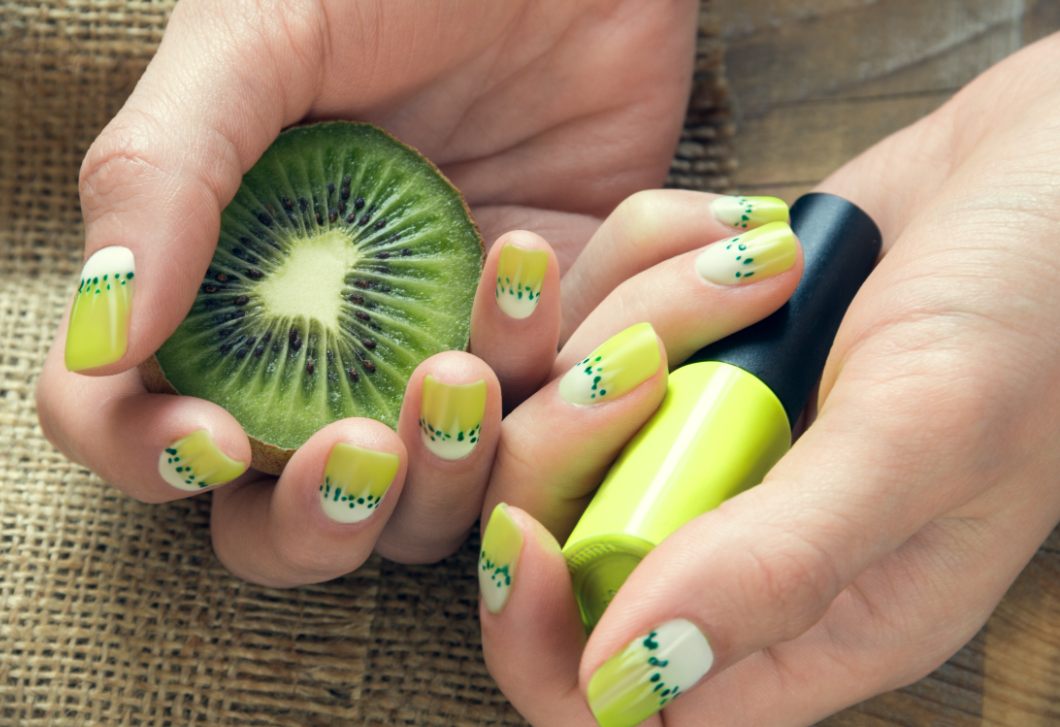 Szinte megbabonáz ez a gyümölcsös, 3D-s körömtrend!