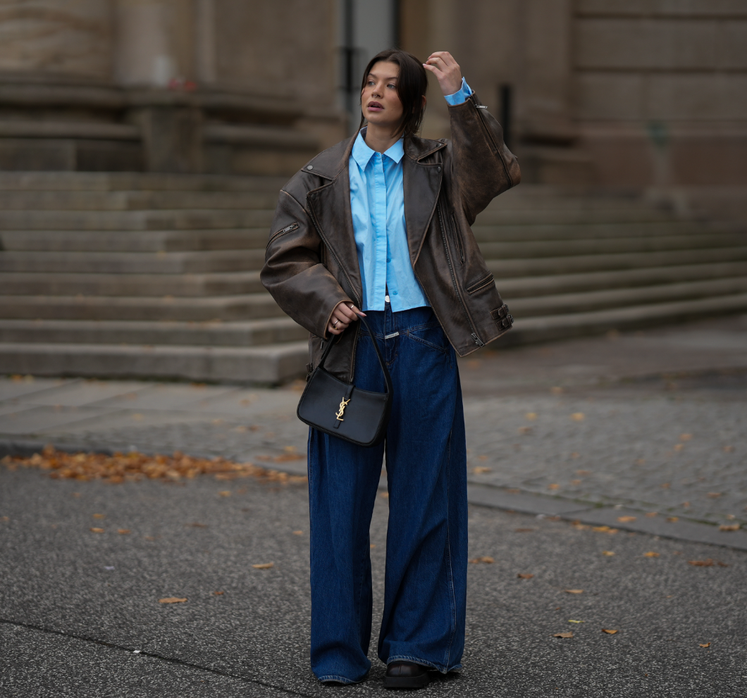 4 cipő, ami tökéletesen mutat bőszárú farmerrel – sportos és elegáns