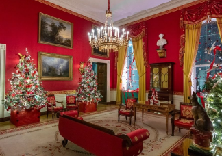 Valódi mesevilág épült a Fehér Házban: ilyen lett a 2023-as karácsonyi dekoráció
