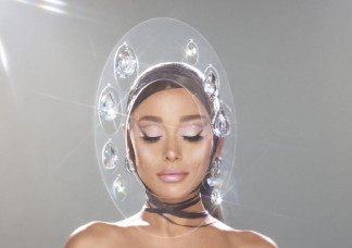 Kozmikus sminkkollekciót mutatott be Ariana Grande