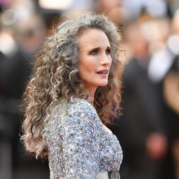 Leszólták Andie MacDowell ősz hajkoronáját