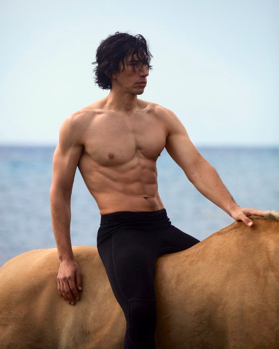 A félmeztelen Adam Driver új férfiszerepet szimbolizál