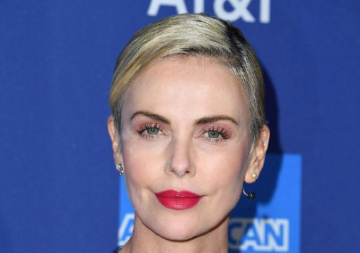 Charlize Theron is kipróbálta az idei év hajszínét