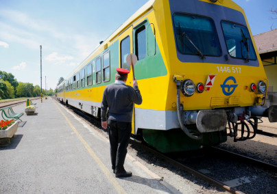 Verssel várják a Balatonon a busszal és vonattal érkezőket