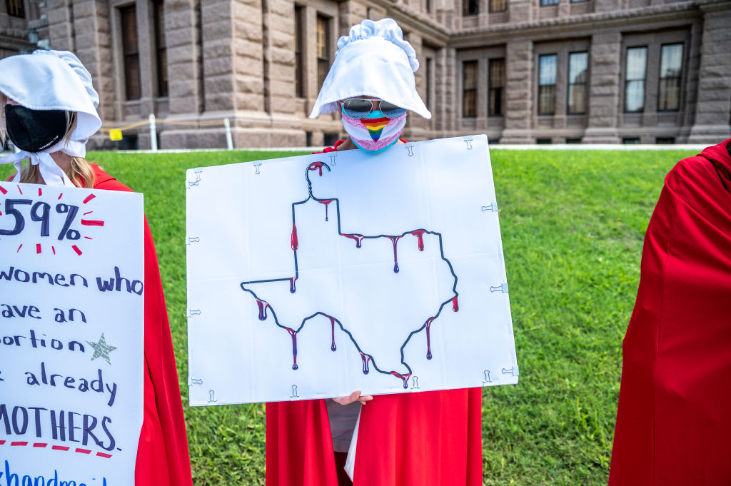Perrel fenyegetik az abortuszt választó nők segítőit Texasban