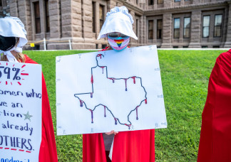 Perrel fenyegetik az abortuszt választó nők segítőit Texasban