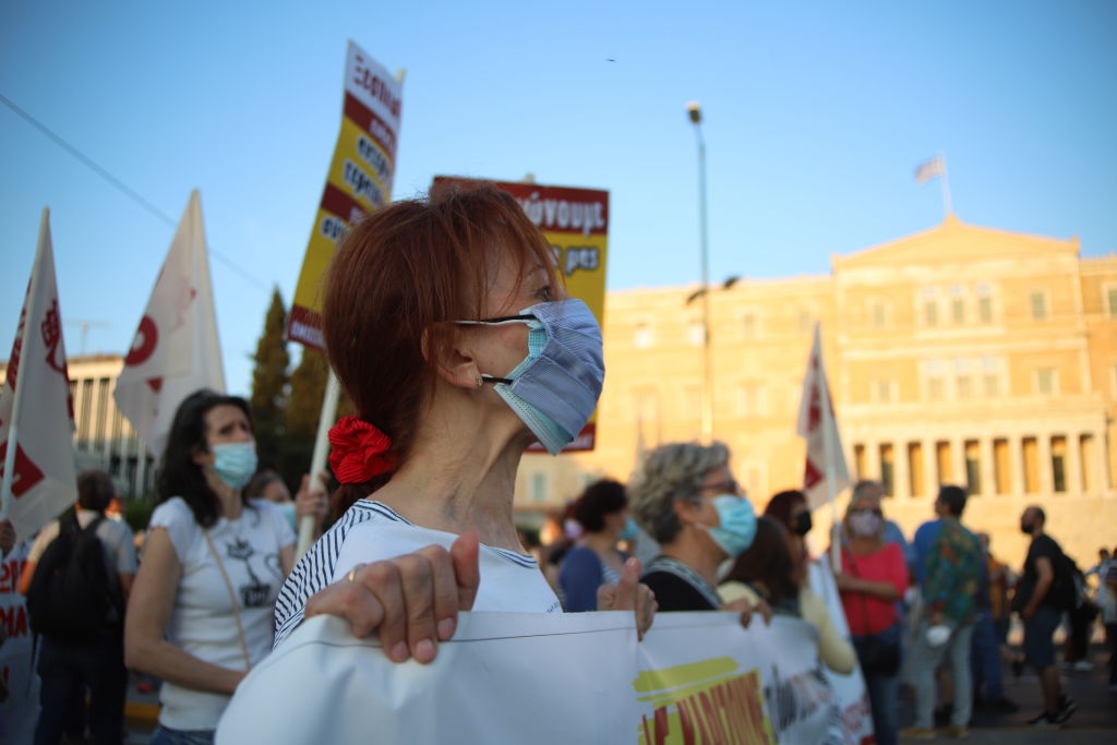 A családon belüli erőszak ellen tüntetnek a görög nők