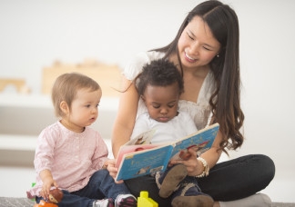 A sokszínű gyerekkönyveket népszerűsíti a kétgyerekes anyuka