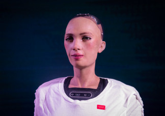 Végre nő tanítja érezni a mesterséges intelligenciát