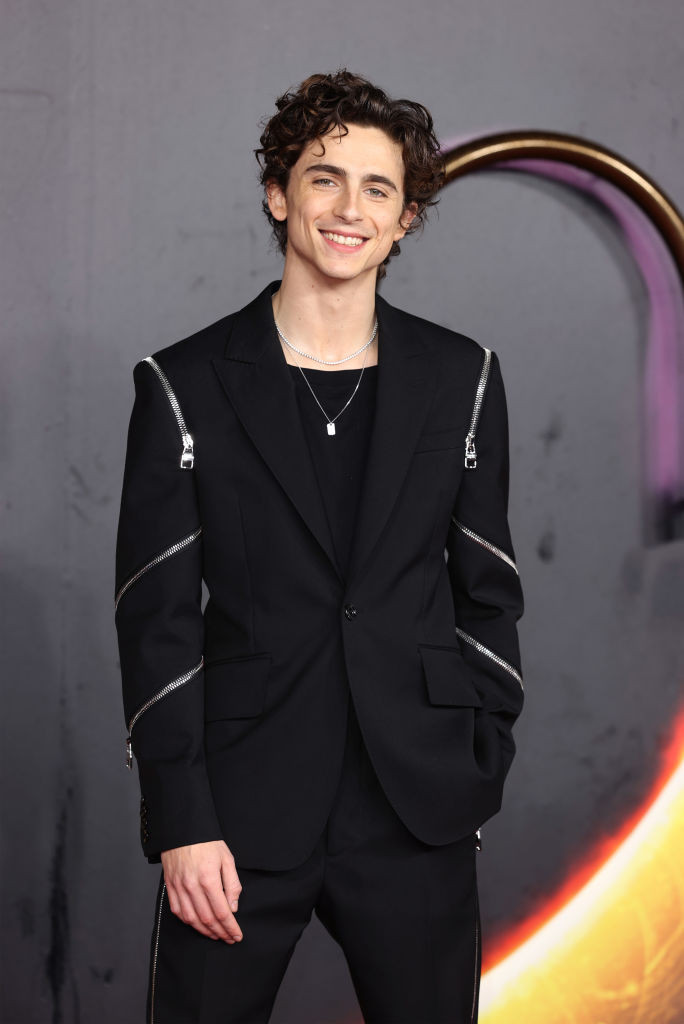 Saját tervezésű pulóverrel támogatja az afgán nőket Timothée Chalamet