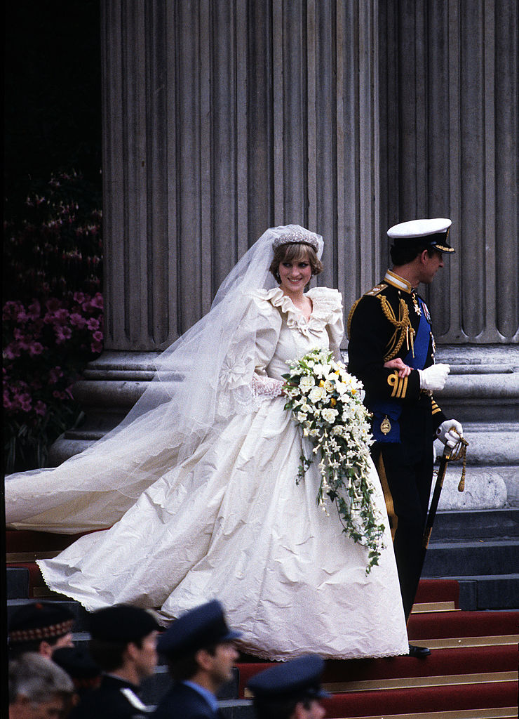 Kiállították Diana hercegnő menyasszonyi ruháját