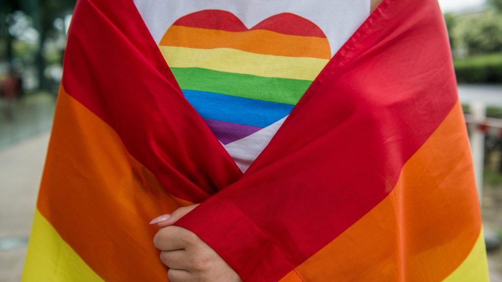 Megnyílt a Pride Fesztivál, szivárványos zászló a Városházán