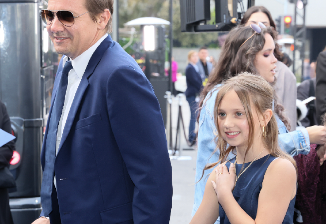 Jeremy Renner bottal tud csak járni: a kislányával jelent meg a vörös szőnyegen