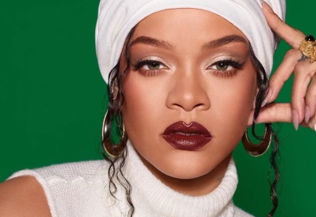 Így néz ki Rihanna két hónappal a szülés után - szokatlan szettet választott