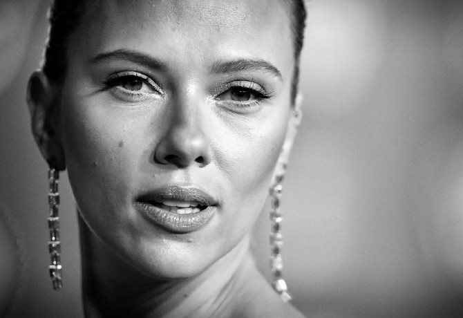 Látványos ellenfél-dicsérgetés a vége Scarlett Johansson perének